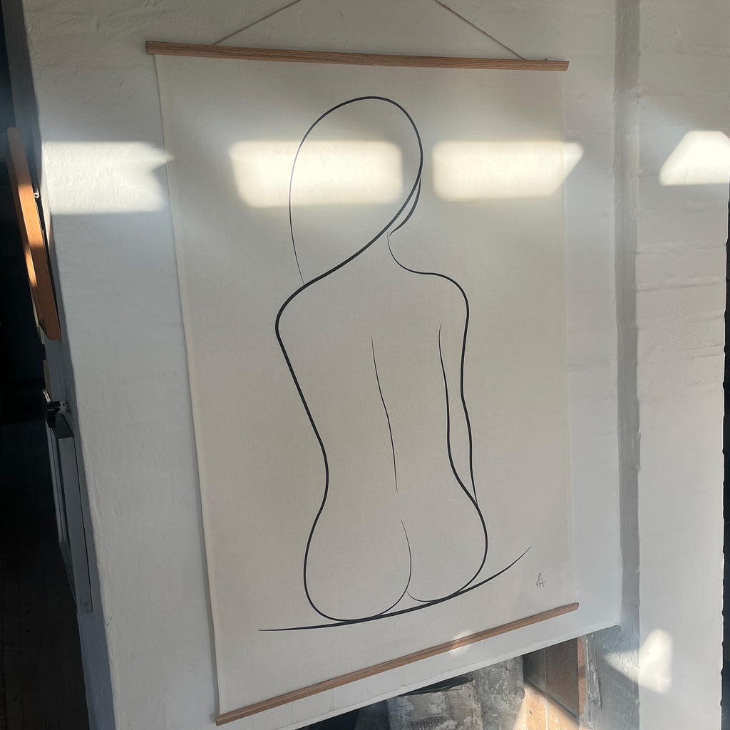 One Line Silhouette Wall Hanging af Mette Handberg ved pejs