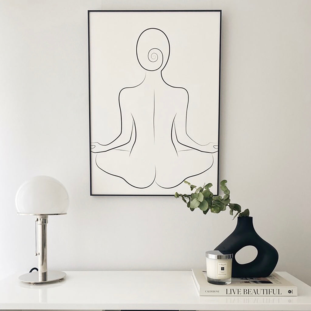 Yoga Silhouette kunstplakat af Mette Handberg i gangen